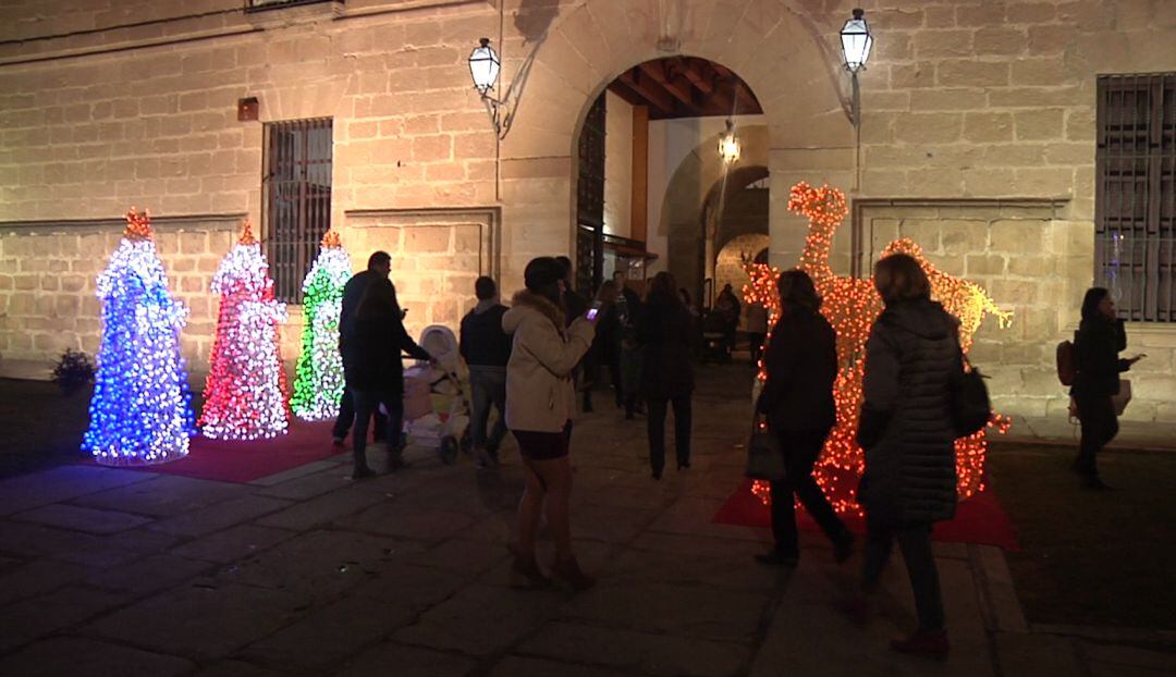 Exterior del Hospital de Santiago decorado en Navidad