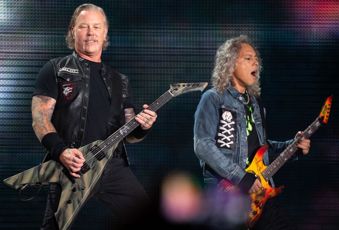 El cantante James Hetfield y el guitarrista Kirk Hammett, de Metallica, durante un concierto.