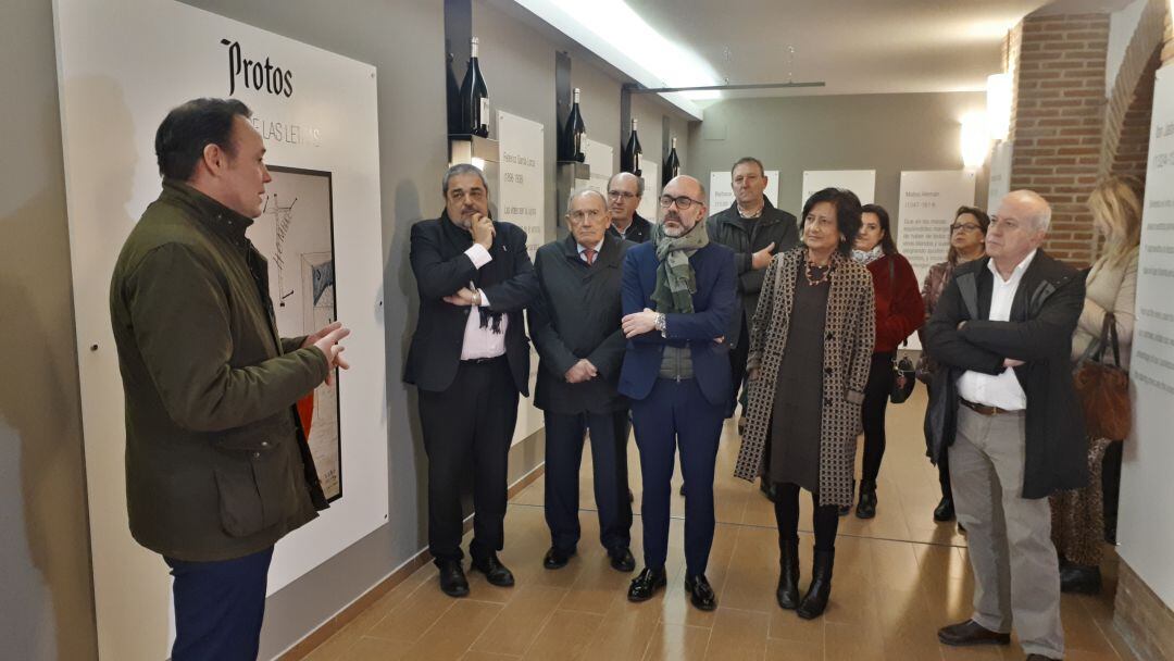 Calos Villar (i), director general de Bodegas Protos, hizo de Cicerone para los invitados entre ellos la hija de Miguel Delibes, Elisa Delibes.