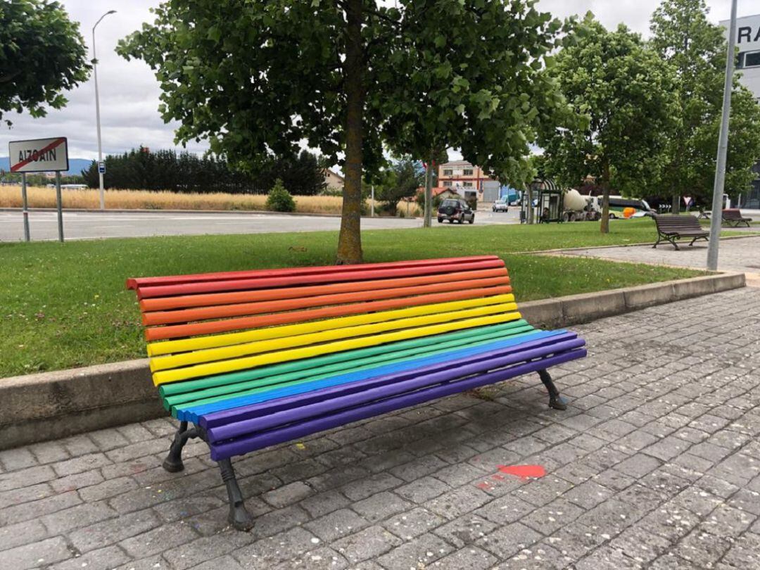 El banco en la zona del polígono de Aizoáin con los mismos colores que el paso de cebra 