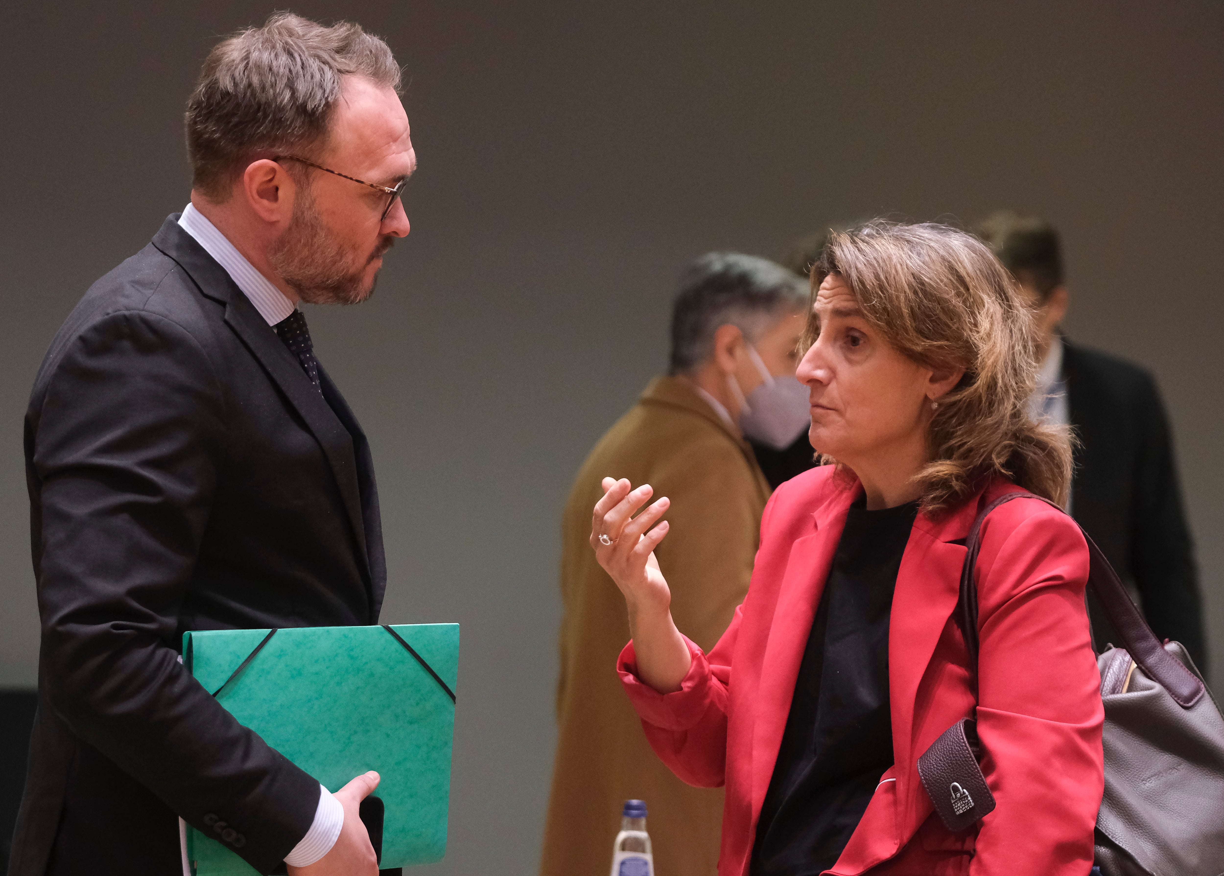 La ministra Teresa Ribera, charla con su homólogo danés en Bruselas.