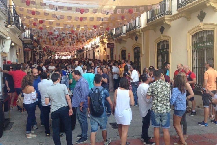 La calle Lorenzo Borrego es una de las que más personas congrega cada año en la feria del centro