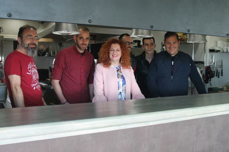 La alcaldesa de Salobreña, Maria Eugenia Rufino, presenta las Jornadas Gastronómicas &quot;Emilio Cervilla&quot; junto a algunos de los cocineros que van a participar