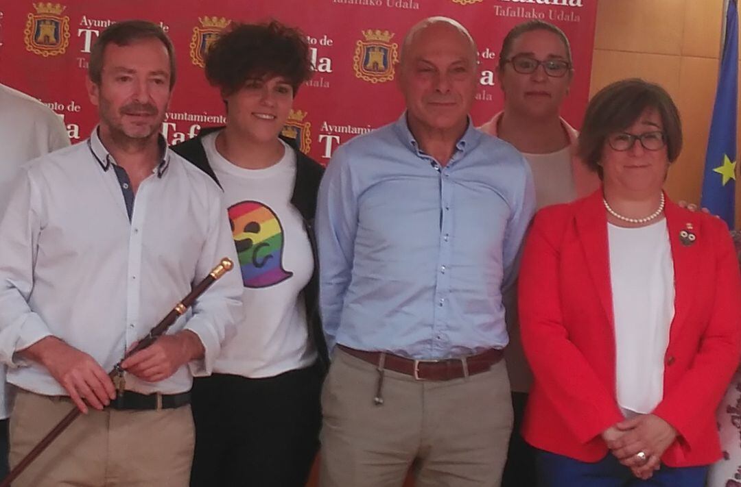 Los tres concejales socialistas junto al alcalde y la concejala Juango de IT