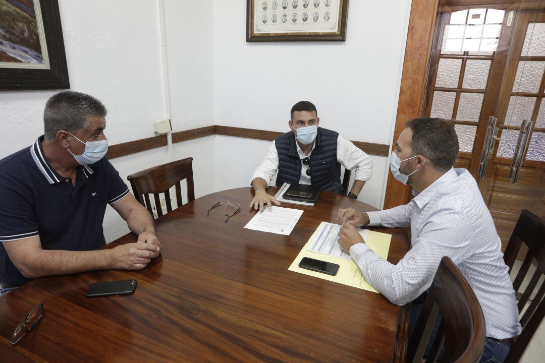 El consejero de Obras Públicas del Cabildo de Lanzarote, Jacobo Medina, junto al alcalde de Teguise, Oswaldo Betancort, y el concejal de Vías y Obras, Eugenio Robayna.