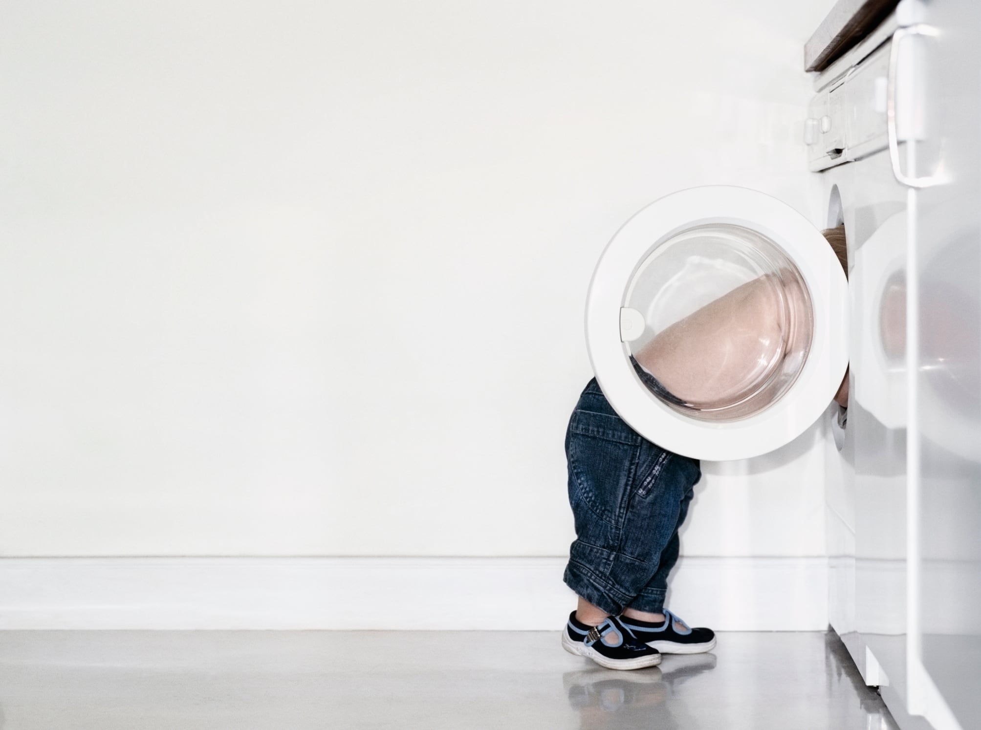 Servicios de emergencia atienden y trasladan a una herida por electrocución en la pedanía de Campillo en Lorca.