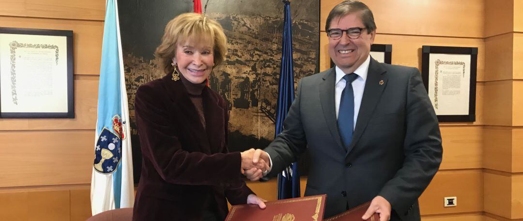 Teresa Fernández de la Vega junto a Julio Abalde