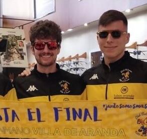 Luis de Vega -izq- y Pablo Herranz durante un acto promocional junto a uno de los patrocinadores del club