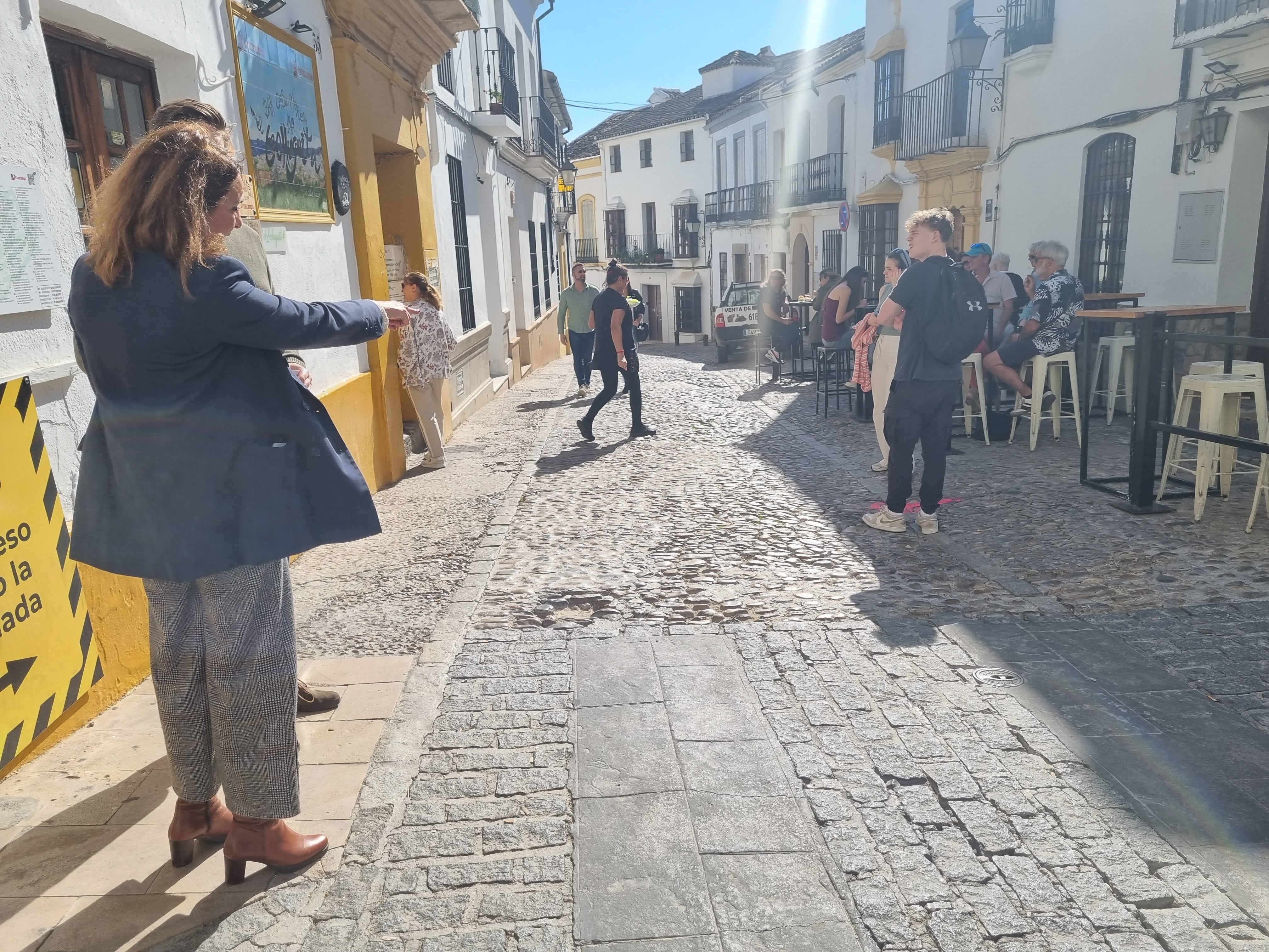 La edil de Obras, Concha Muñoz, señala el lugar de la actuación que se ejecutará la próxima semana