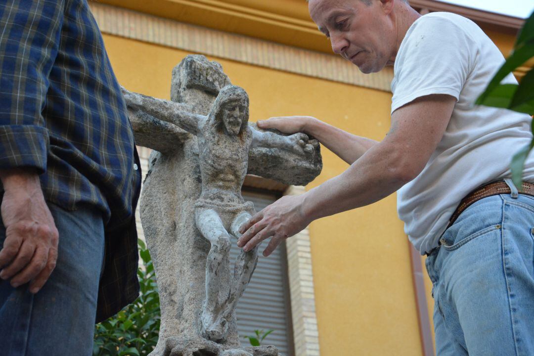 El escultor Manuel López durante las labores de restauración.