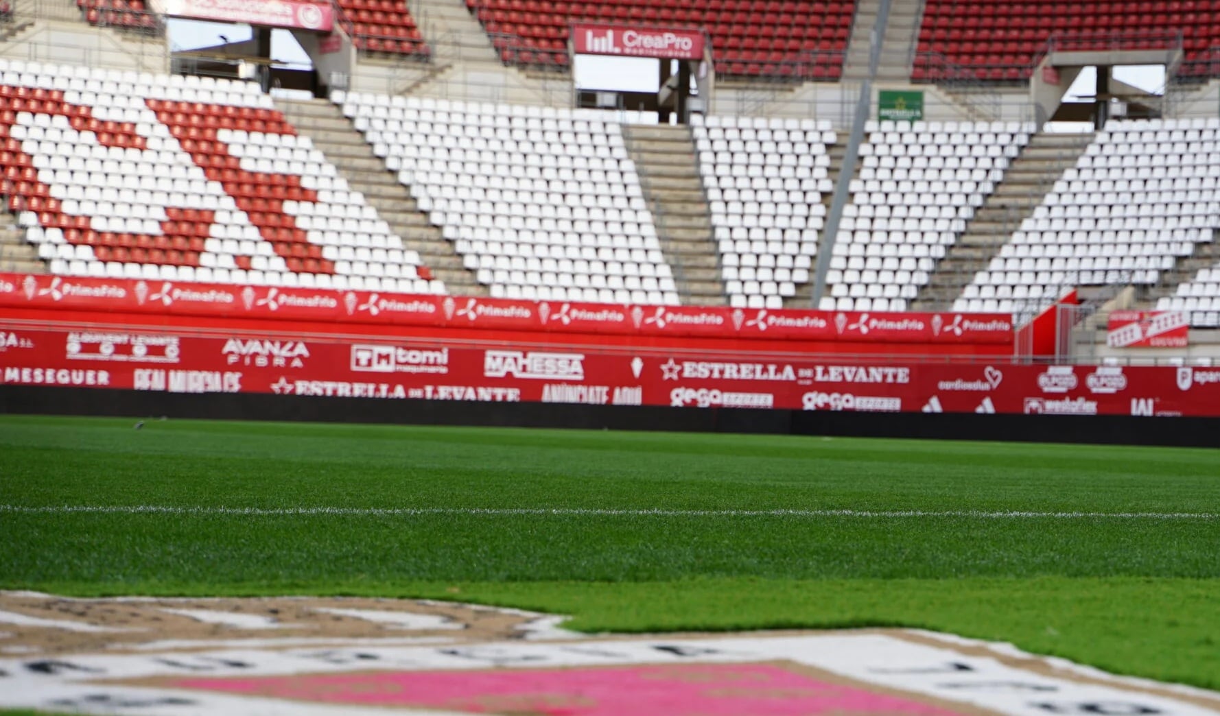 Grada lateral del estadio Enrique Roca, donde juega el Real Murcia.