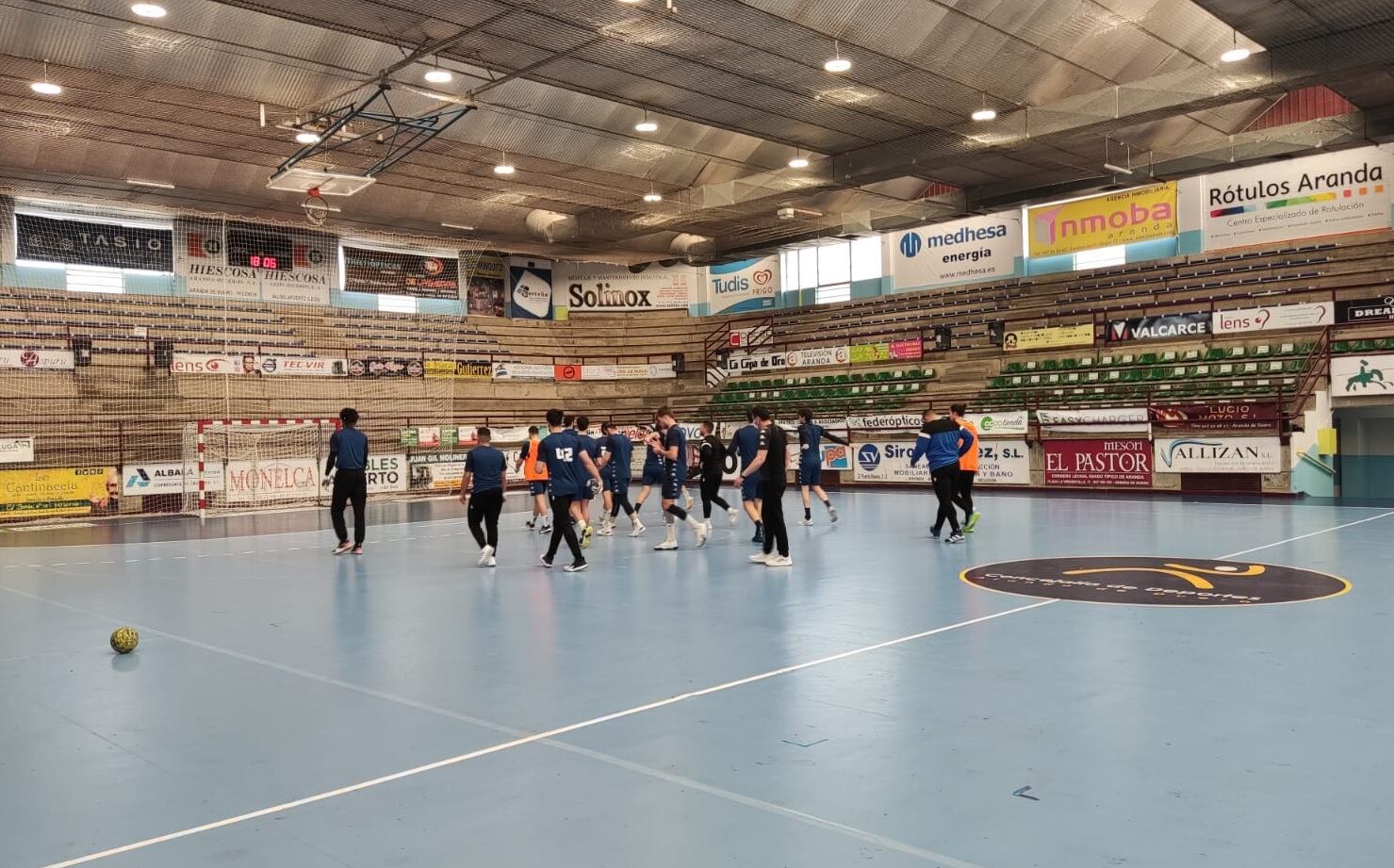 La plantilla del Tubos Aranda durante una de las sesiones de trabajo semanales en el Santiago Mangúan a las órdenes de Mariano Ortega