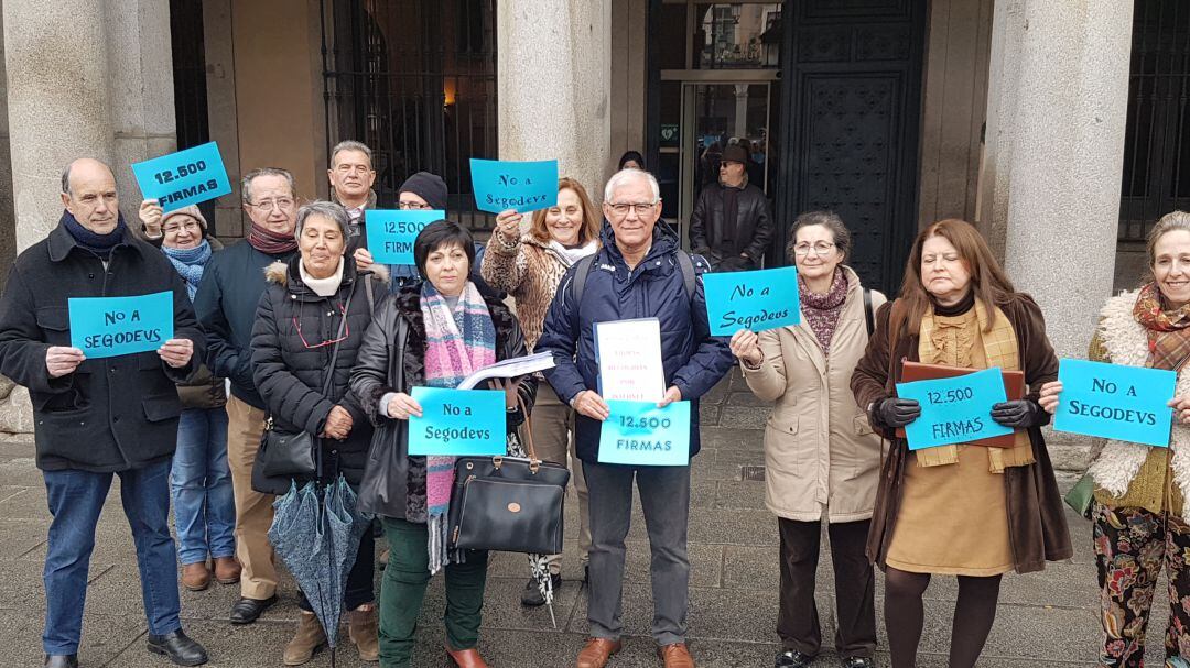 Algunos de los integrantes de la Asociación San Miguel y San Frutosa antes de intentar presentar las firmas en el Ayuntamiento, donde finalmente no se las han admitido