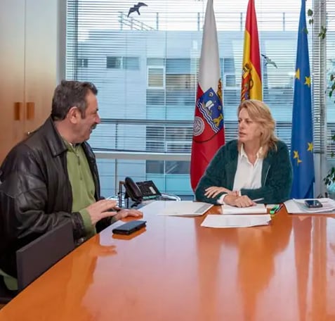 Archivo - La consejera de Desarrollo Rural, Ganadería, Pesca y Alimentación, María Jesús Susinos, recibe al alcalde de San Roque de Riomiera, Antonio Fernández.
