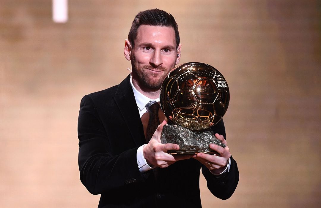 Lionel Messi con su sexto Balón de Oro.