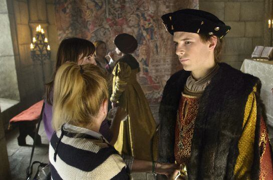 Álvaro Cervantes durante el rodaje de la serie