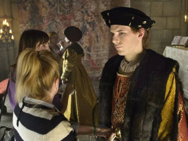 Álvaro Cervantes durante el rodaje de la serie