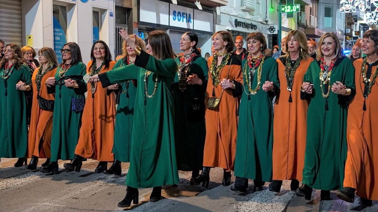 La escuadra de reciente creación, &quot;Gitanas Bereberes&quot; desfilando en la Entradica Mora.