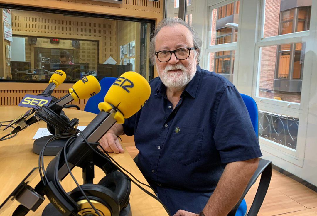 Miguel Ángel Esteve, profesor de Ecología de la UMU, en los estudios de Radio Murcia.