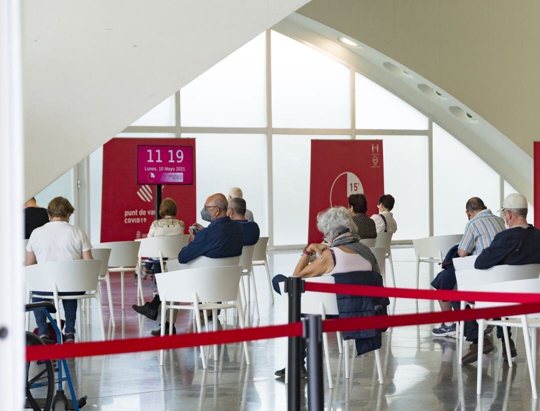 La gente espera para vacunarse en la Ciudad de las Artes y las Ciencias de València. Archivo.