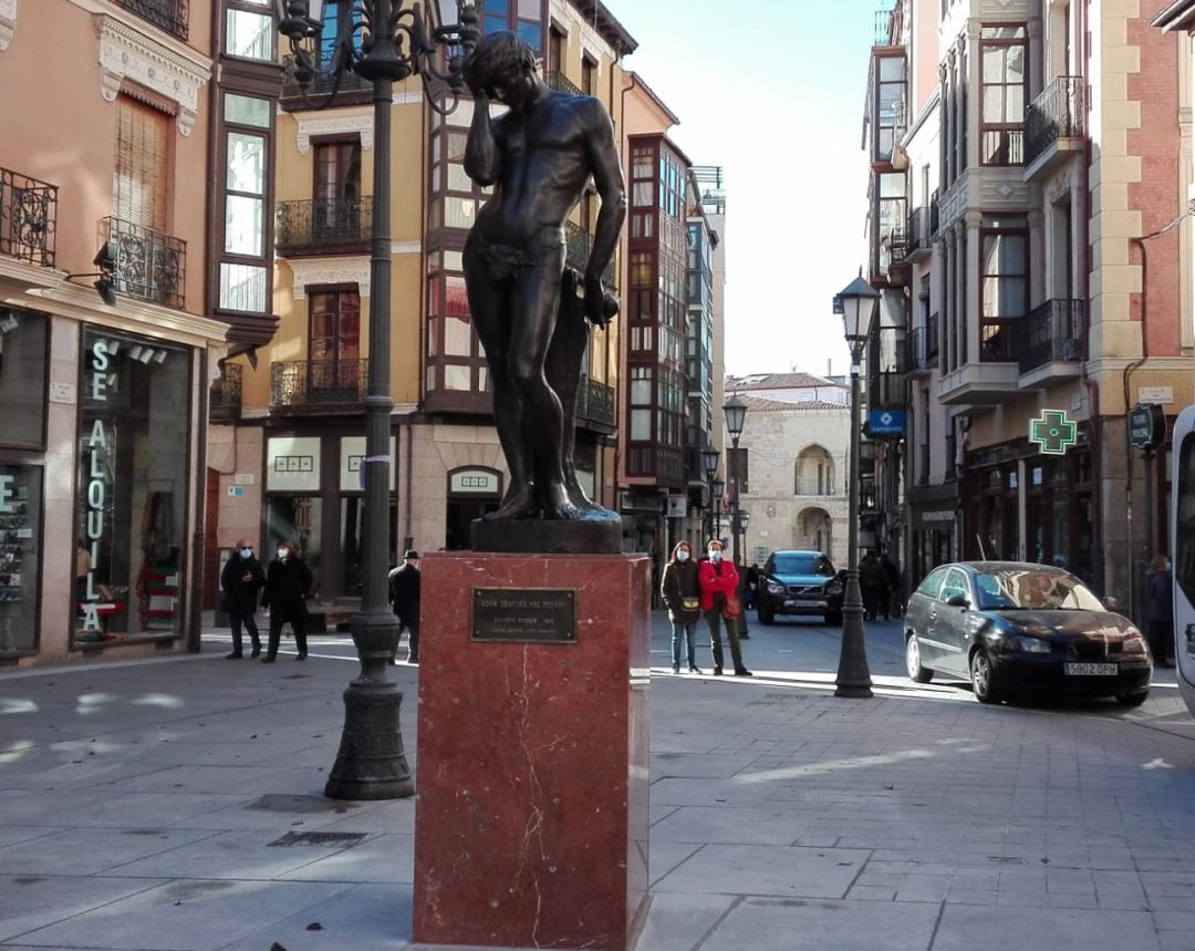 La escultura, ya situada en la Plaza Sagasta