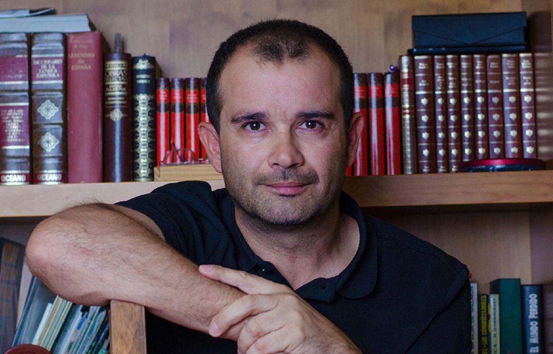 El escritor presenta su libro, pero de forma online