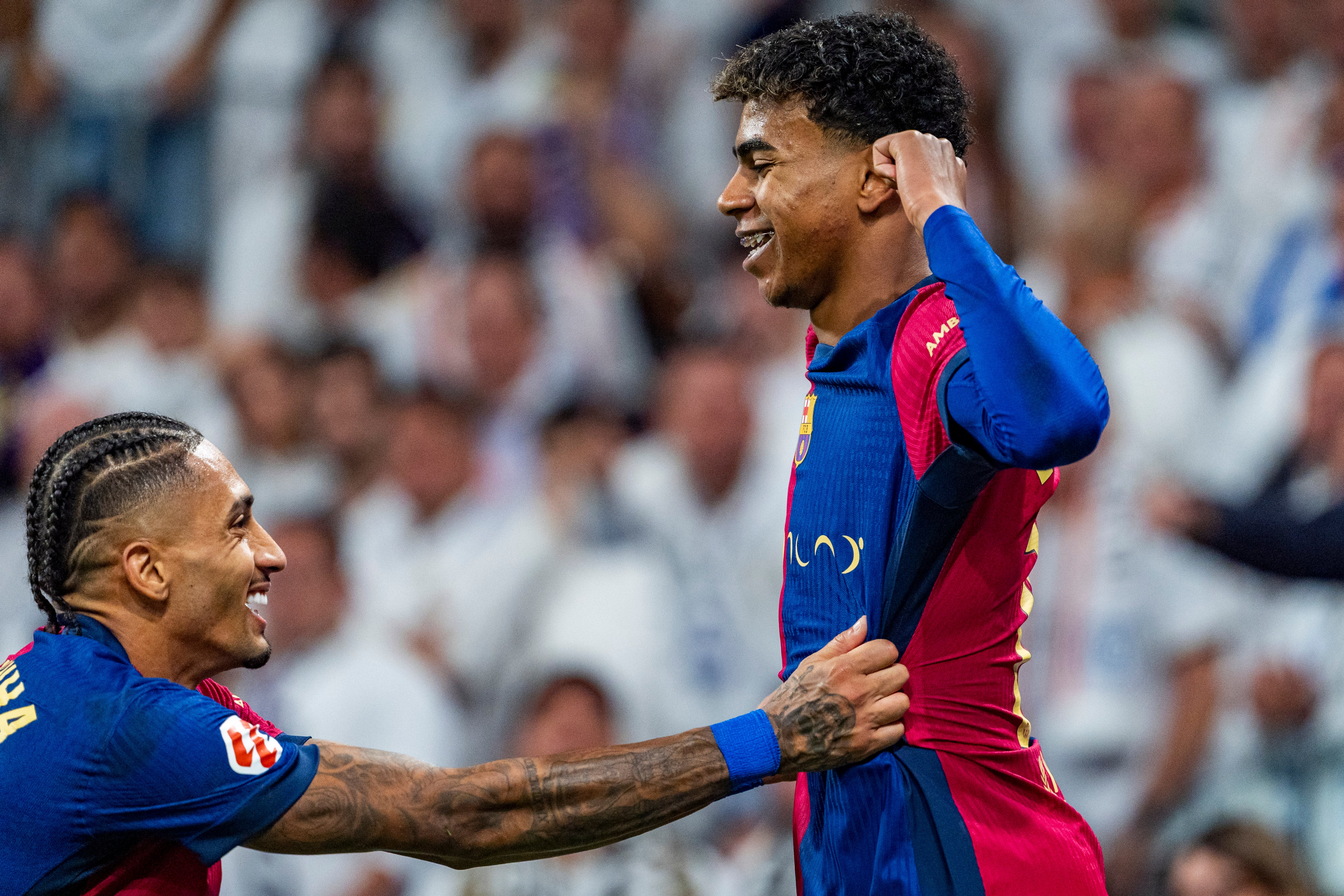 Raphinha y Lamine Yamal celebran uno de los goles del Barça en &#039;El Clásico&#039;. (Alberto Gardin/NurPhoto via Getty Images)