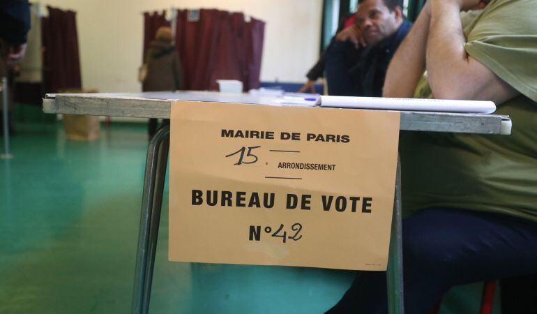 Una mesa electoral en la segunda vuelta de las elecciones presidenciales francesas.