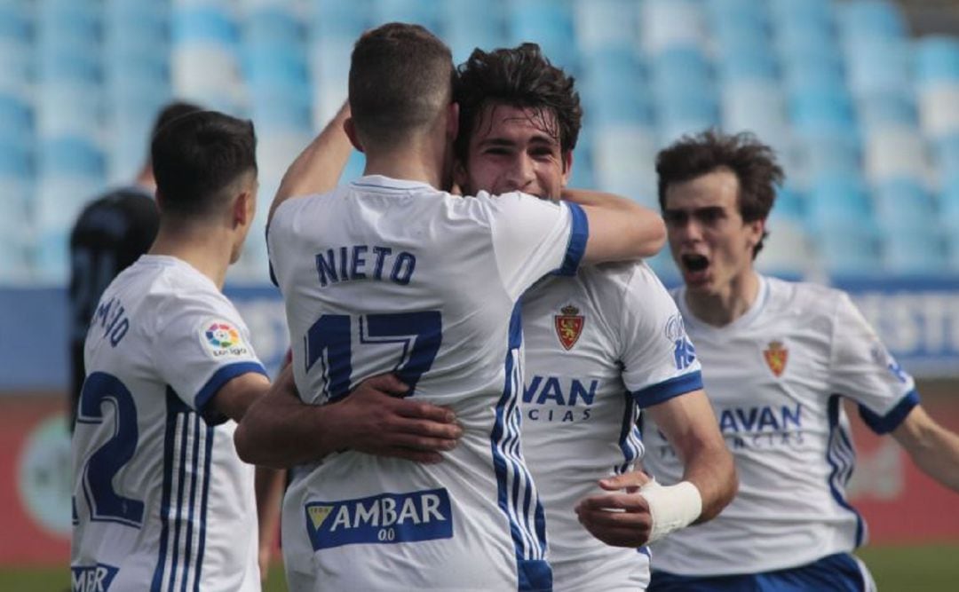 Nieto y Azón celebran el gol de la victoria