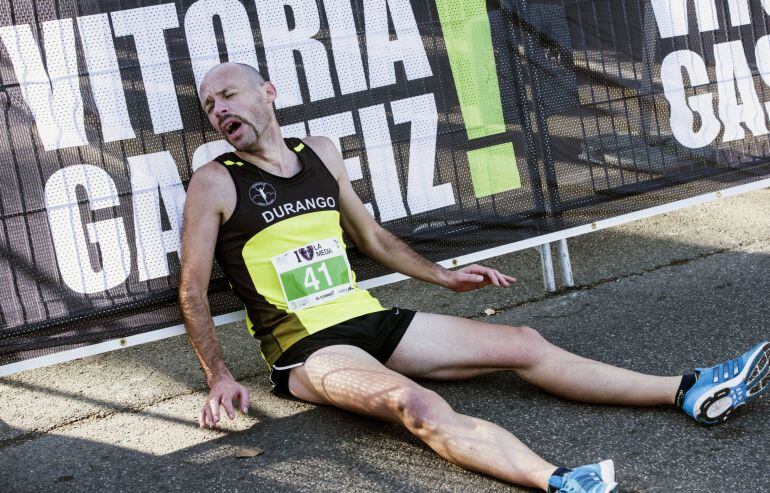 El atleta Oier Ariznavarreta, desfallecido tras llegar a la meta como vencedor en categoría masculina de la Media Maratón disputada este domingo en Vitoria.