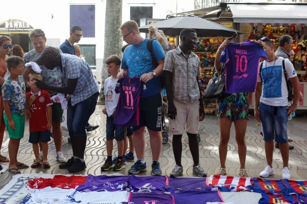 Un grupo de turistas en el top manta en Canaletas (Barcelona) en julio de 2016.