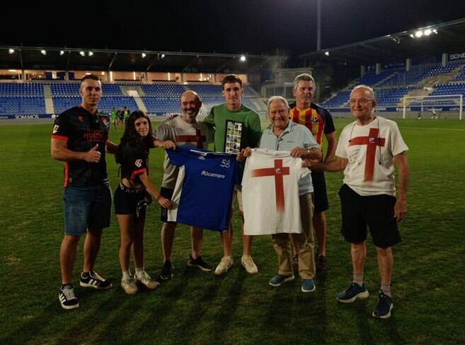 La Peña de la SD Huesca en Barcelona entregó el premio a Iker Kortajarena