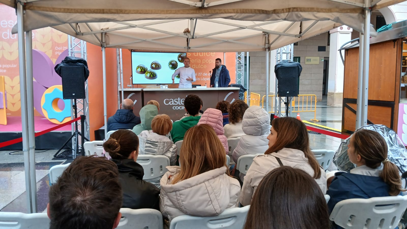 Participantes en un taller del chocolatero Lluc Crusellas, junto a Raúl Bernal, en la mañana de  este sábado en la Feria del Dulce de Huesca