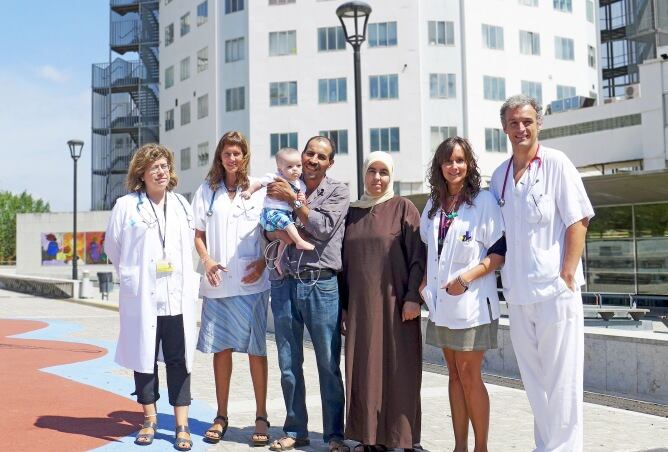 Los familiares y médicos de la Vall d'Hebrón después de la operación