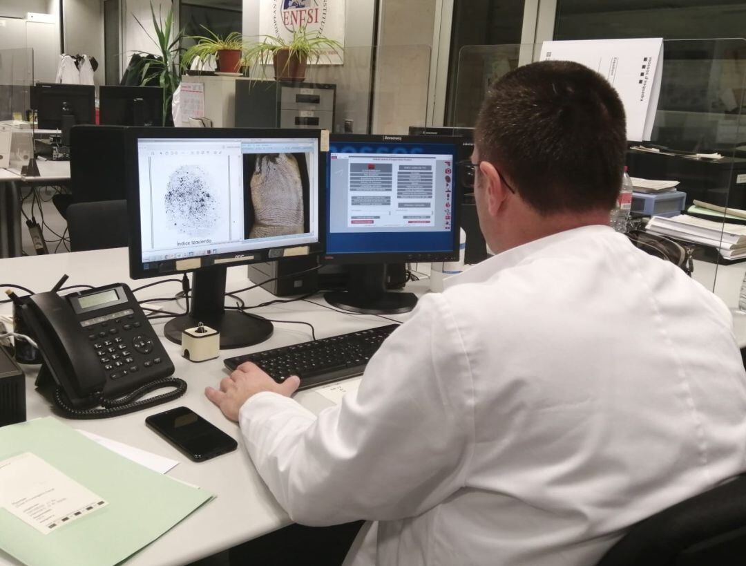 Un agent de la Policia Científica treballant en una identificació