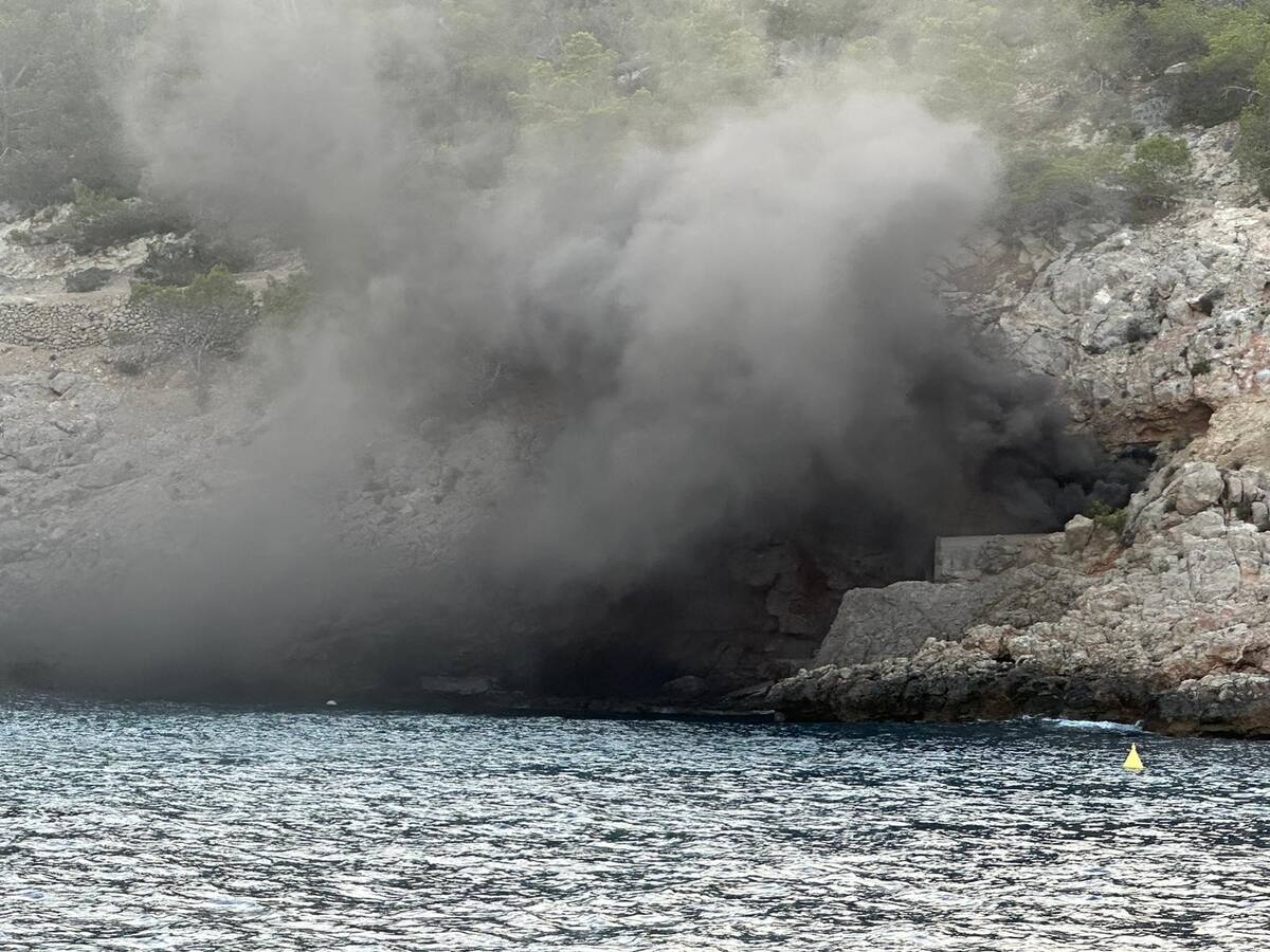 Arde una caseta de pescadores en la costa de Ibiza