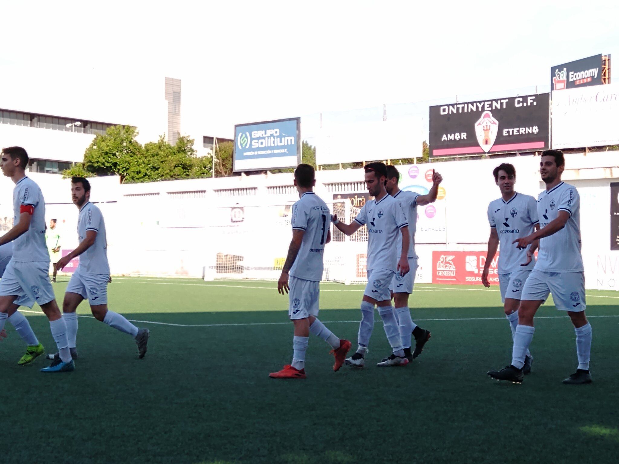 Els jugadors de l'Ontinyent 1931 'B' celebren un dels gols de l'ascens