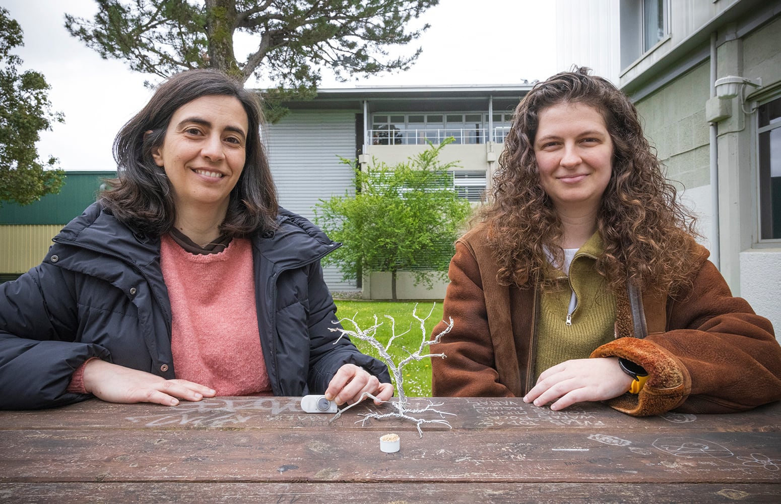 De izquierda a derecha: la profesora Verónica Palomares Durán del Grupo de Estado Sólido y Materiales de la EHU y la doctora Nekane Nieto Álvaro del grupo "Ecodesigned Energy and Systems (EDGY)" de BCMaterials