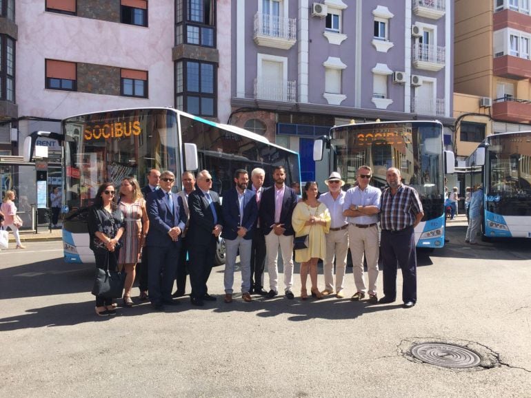 Responsables municipales y de la empresa Socibus ante los nuevos autobuses