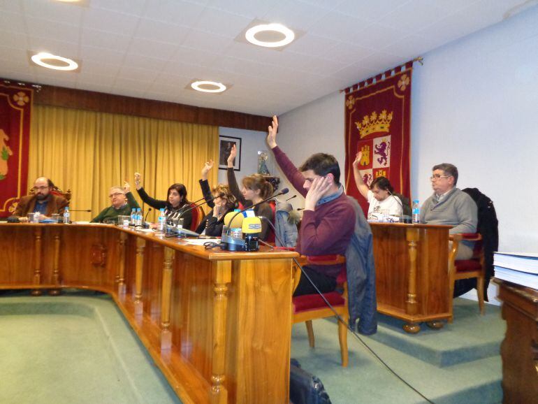 PSOE e IU se abstuvieron en la aprobación de estos tres proyectos