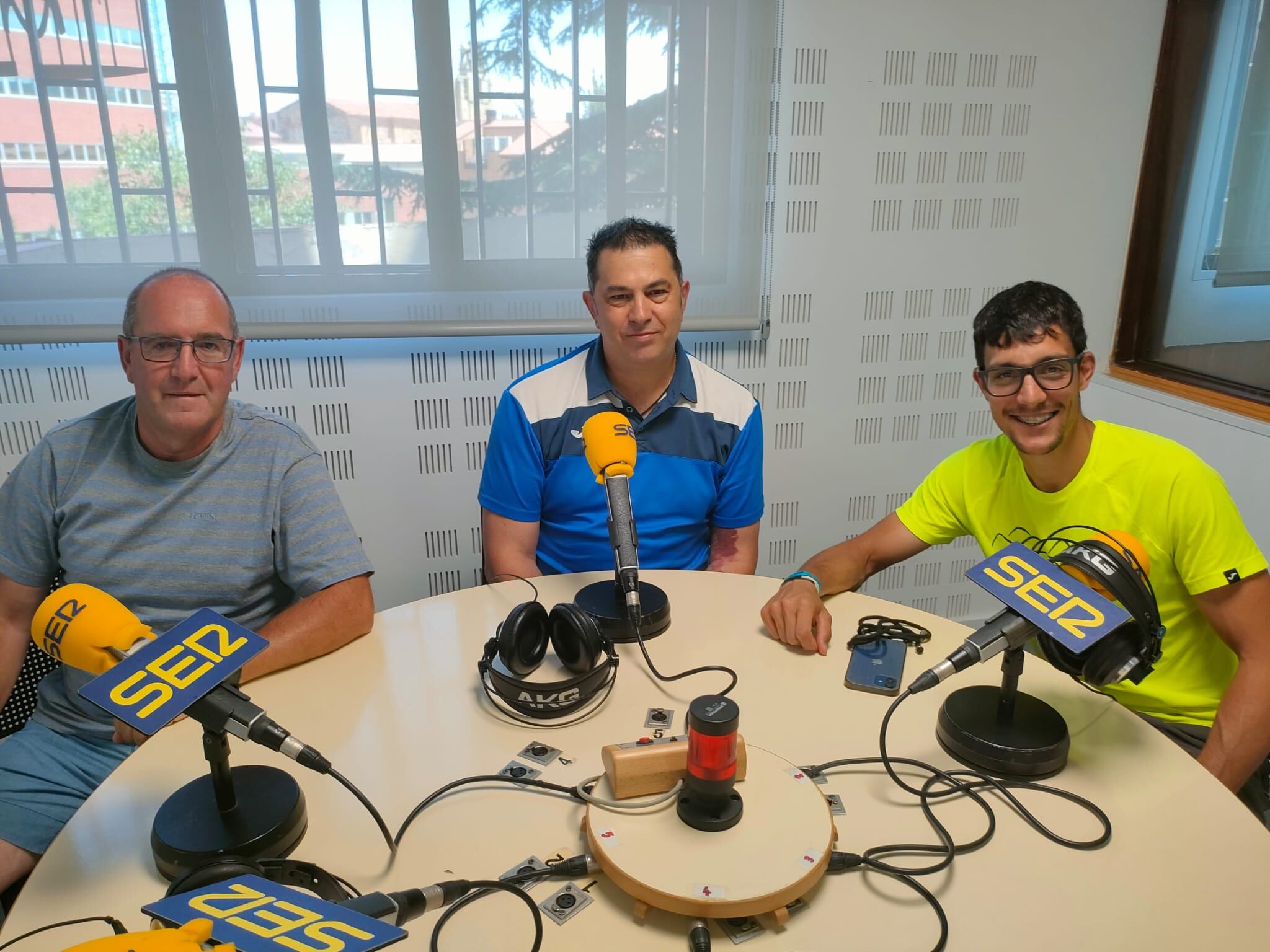 Vidal Herrero, Andrés Cámara y Pakito Alonso (de izquierda a derecha), de Desafío Urbión, en Hoy Por hoy Soria.