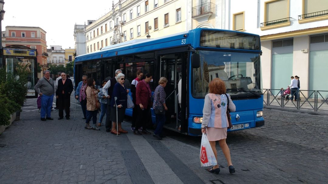 Autobús urbano de Jerez en su parada en el centro