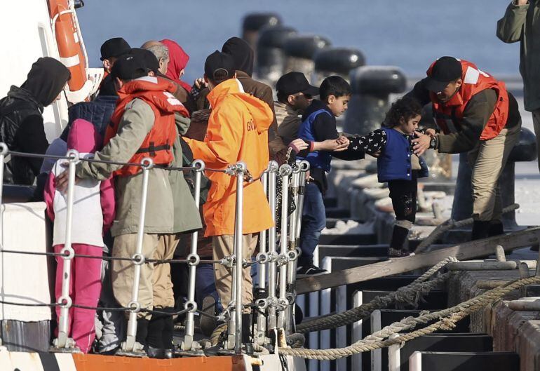 Refugiados, a su llegada al puerto de Dikili en Izmir, en Turquía