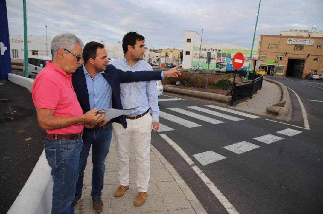 Jacobo Medina en el acceso al hospital Doctor José Molina Orosa, en Arrecife.