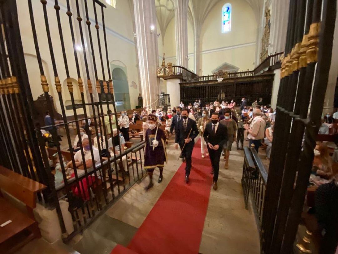 El Alcalde de Medina y el Presidente de la Diputación hacen su entrada en la iglesia Colegiata