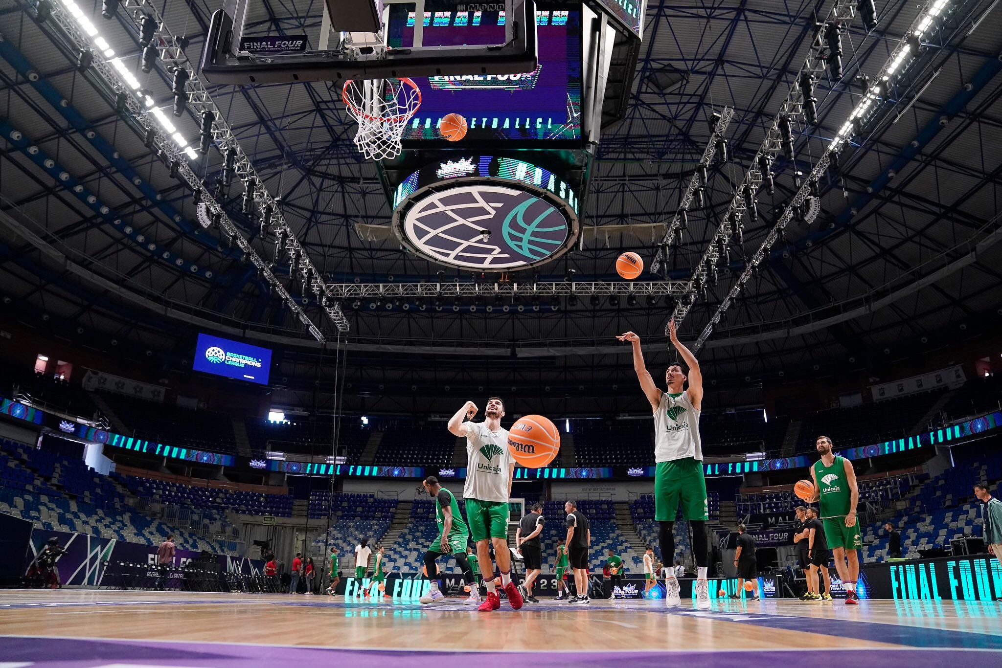 Brizuela y Djedovic lanzan a canasta en el entrenamiento previo a la Final Four