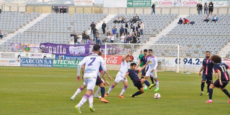 El Algeciras CF lucha por el balon contra el Real Jaén.