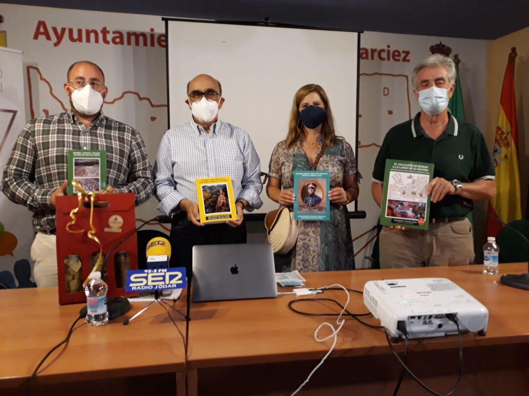 Los participantes en la presentación muestran algunas de las publicaciones de José Manuel Troyano Viedma, segundo por la izquierda