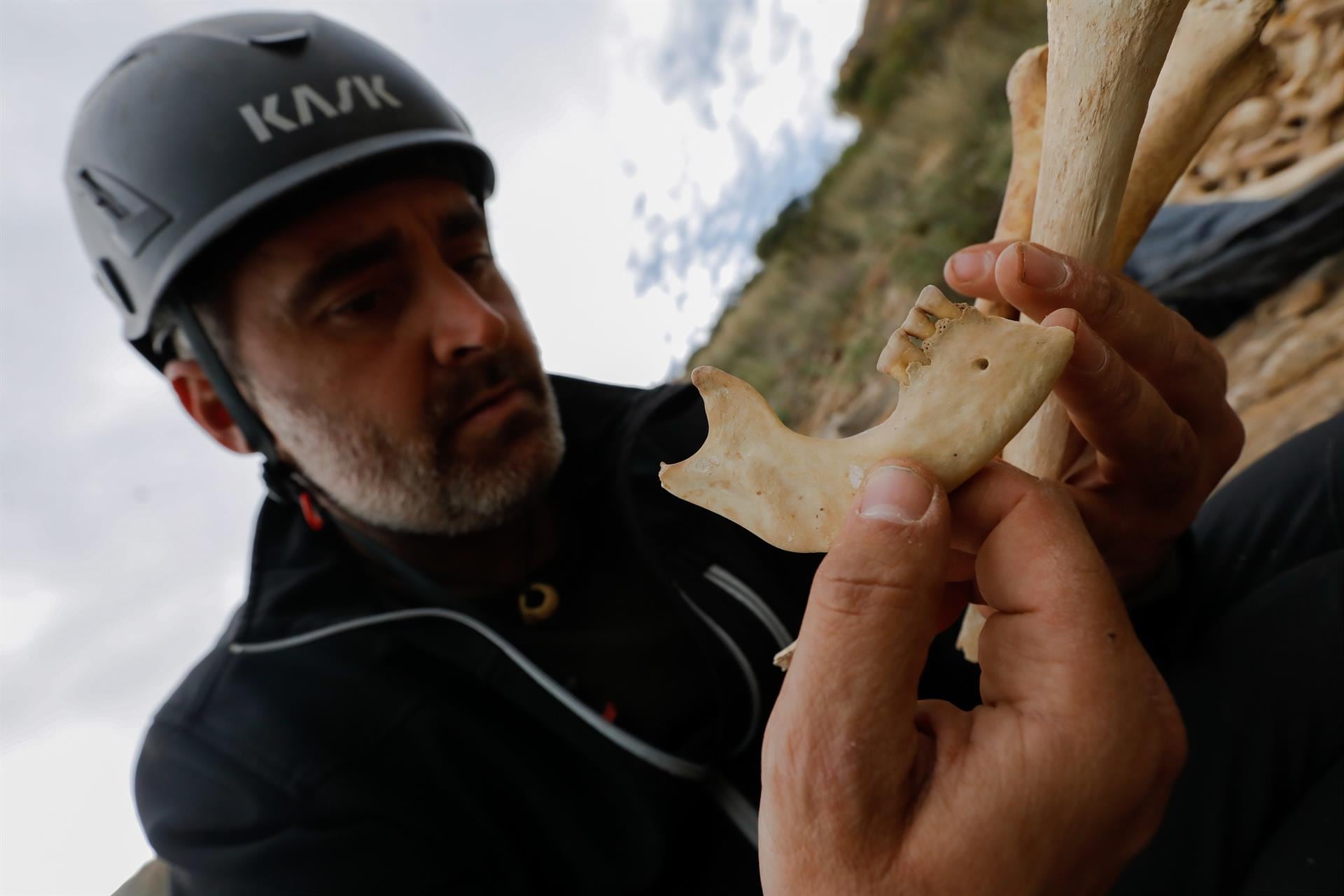 Hallan centenares de restos humanos pertenecientes a los pobladores prehistóricos de Santomera, en el BIC de la Sierra de Orihuela. En la imagen el presidente de la asociación Patrimonio de Santomera, Miguel Pallarés