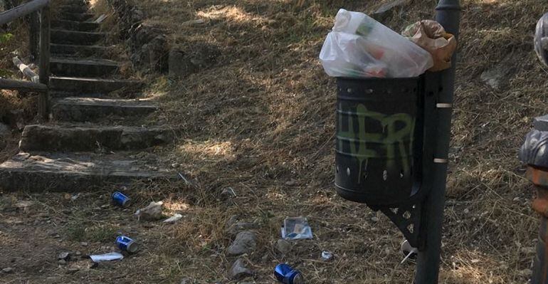 Suciedad en el entorno del Neveral.